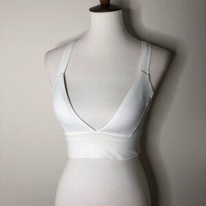 Lululemon White V-Neck Sports Bra
Pre-own. Excellent condition